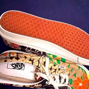 Vans - mens lace up tropical 🏝️ colors with orange flowers